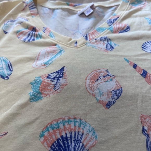 Lularoe Christy Seashell Print Tee Shirt Size L - Picture 3 of 4